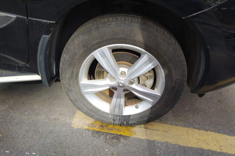 Used Renault Koleos 2013 2.5L 4x4 Urban Edition Right Front Wheel Hub
