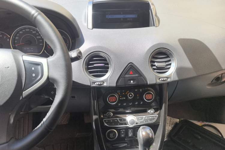Used Renault Koleos 2013 2.5L 4x4 Comfort Edition Audio And AC Panel