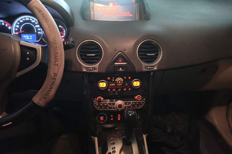 Used Renault Koleos 2013 2.5L 4x4 Comfort Edition Audio And AC Panel