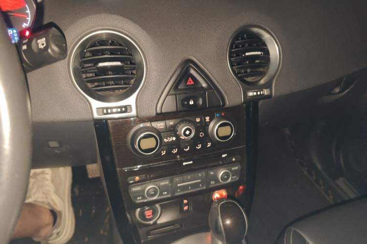 Used Renault Koleos 2013 2.5L Two-Wheel Drive Luxury Navigation Edition Audio And AC Panel