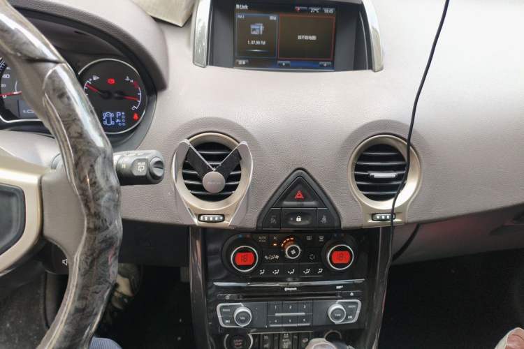 Used Renault Koleos 2013 2.5L 4x4 Comfort Edition Audio And AC Panel