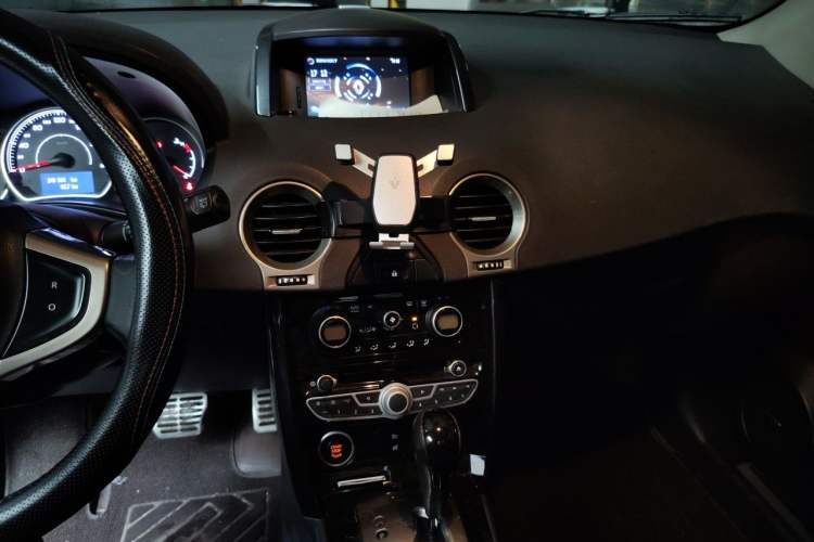 Used Renault Koleos 2013 2.5L Two-Wheel-Drive Luxury Edition Audio And AC Panel