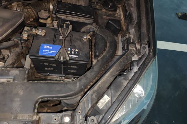 Used Renault Koleos 2013 2.5L Two-Wheel Drive Luxury Navigation Edition Engine Bay Left