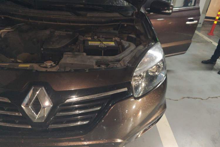Used Renault Koleos 2013 2.5L Two-Wheel Drive Luxury Navigation Edition Engine Bay Left