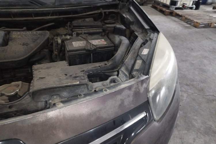 Used Renault Koleos 2013 2.5L Two-Wheel Drive Luxury Navigation Edition Engine Bay Left