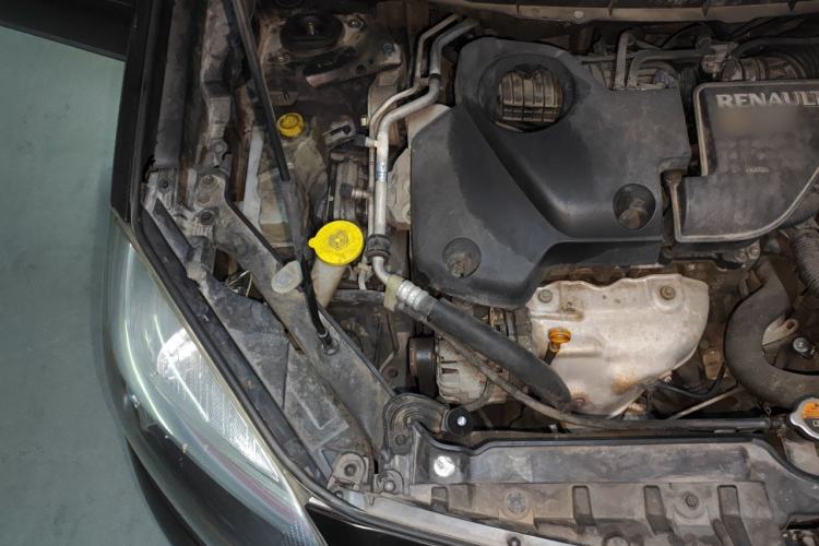 Used Renault Koleos 2013 2.5L Two-Wheel Drive Luxury Navigation Edition Engine Bay Right