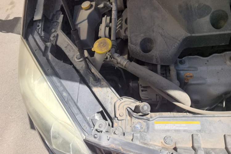 Used Renault Koleos 2013 2.5L 4x4 Comfort Edition Engine Bay Right