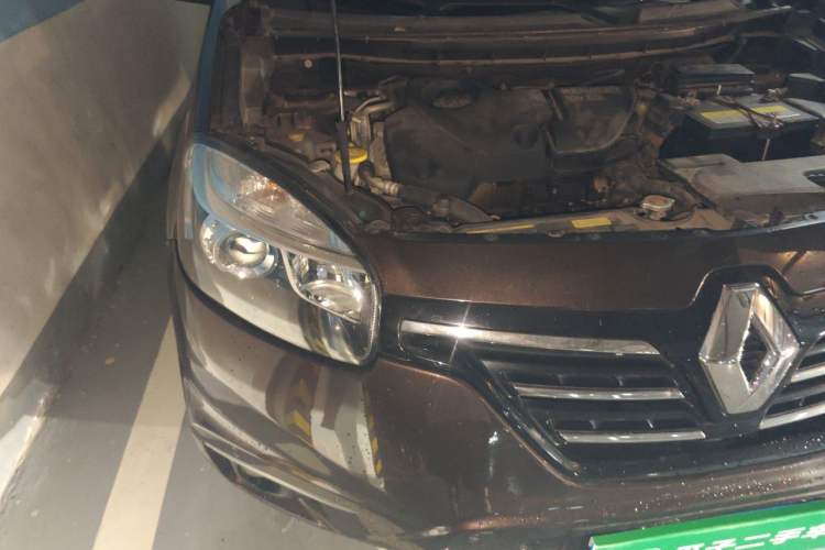 Used Renault Koleos 2013 2.5L Two-Wheel Drive Luxury Navigation Edition Engine Bay Right