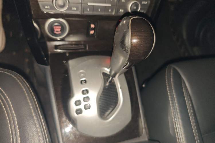 Used Renault Koleos 2013 2.5L Two-Wheel Drive Luxury Navigation Edition Gear Lever