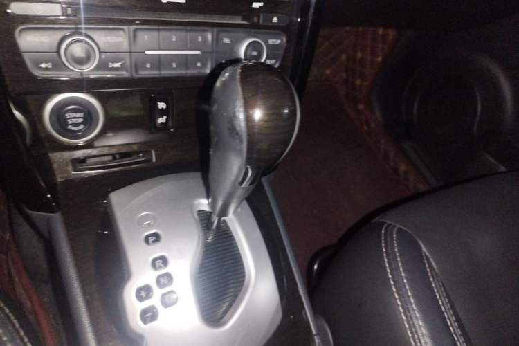 Used Renault Koleos 2013 2.5L Two-Wheel Drive Luxury Navigation Edition Gear Lever