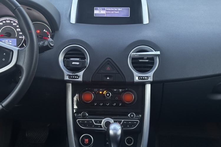 Used Renault Koleos 2013 2.5L Two-Wheel-Drive Urban Edition Interior 10