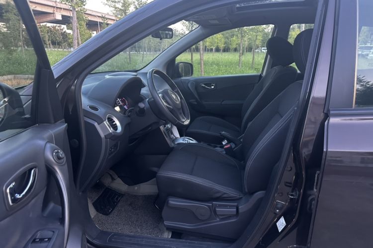 Used Renault Koleos 2013 2.5L Two-Wheel-Drive Urban Edition Interior 4