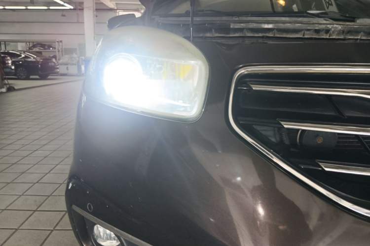 Used Renault Koleos 2013 2.5L 4x4 Comfort Edition Right Front Headlight