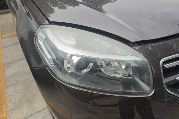 Used Renault Koleos 2013 2.5L 4x4 Comfort Edition Right Front Headlight
