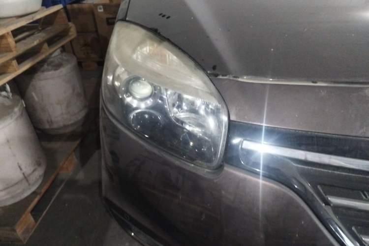 Used Renault Koleos 2013 2.5L Two-Wheel Drive Luxury Navigation Edition Right Front Headlight