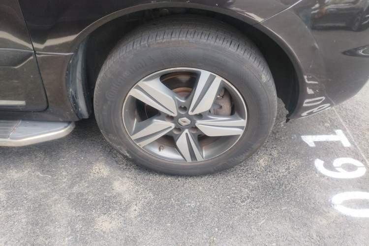 Used Renault Koleos 2013 2.5L 4x4 Comfort Edition Right Front Wheel Hub