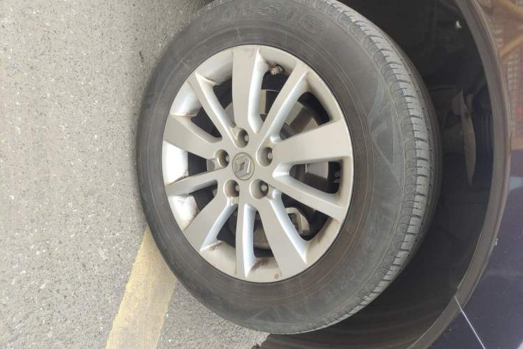 Used Renault Koleos 2013 2.5L 4x4 Comfort Edition Right Front Wheel Hub