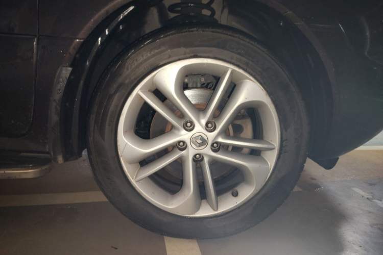 Used Renault Koleos 2013 2.5L Two-Wheel-Drive Luxury Edition Right Front Wheel Hub