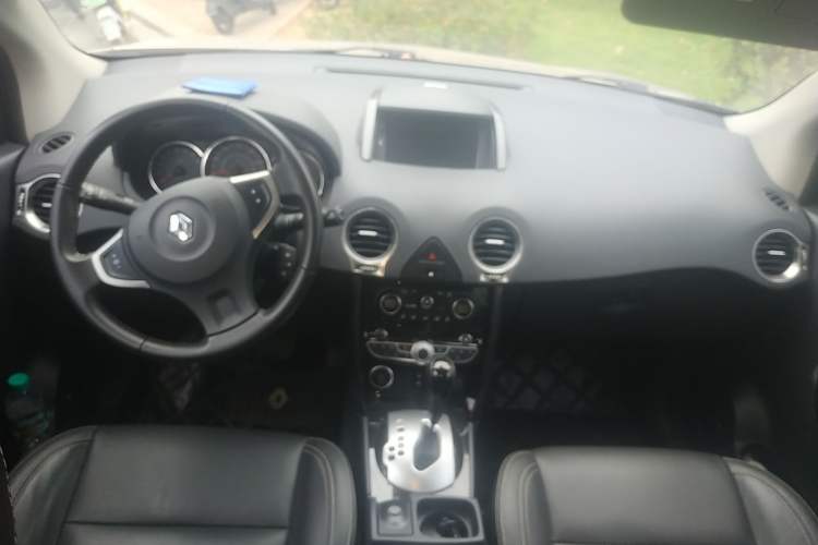 Used Renault Koleos 2013 2.5L Two-Wheel-Drive Luxury Edition Center Console