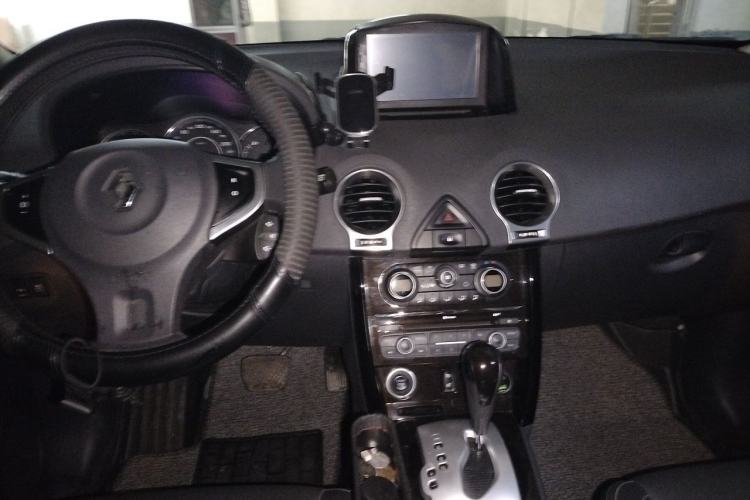 Used Renault Koleos 2013 2.5L Two-Wheel Drive Comfort Edition with Navigation Center Console