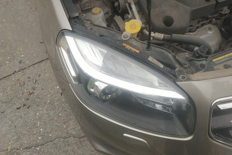 Used Renault Koleos 2013 2.5L Two-Wheel-Drive Luxury Edition Right Front Headlight