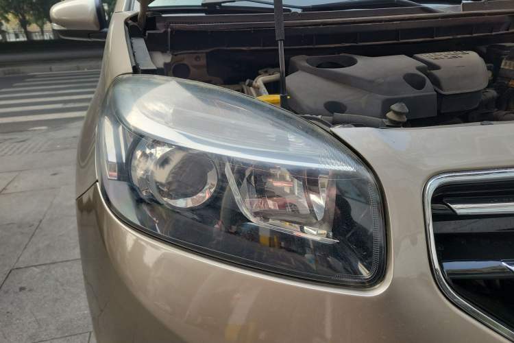 Used Renault Koleos 2013 2.5L Two-Wheel Drive Comfort Edition Right Front Headlight