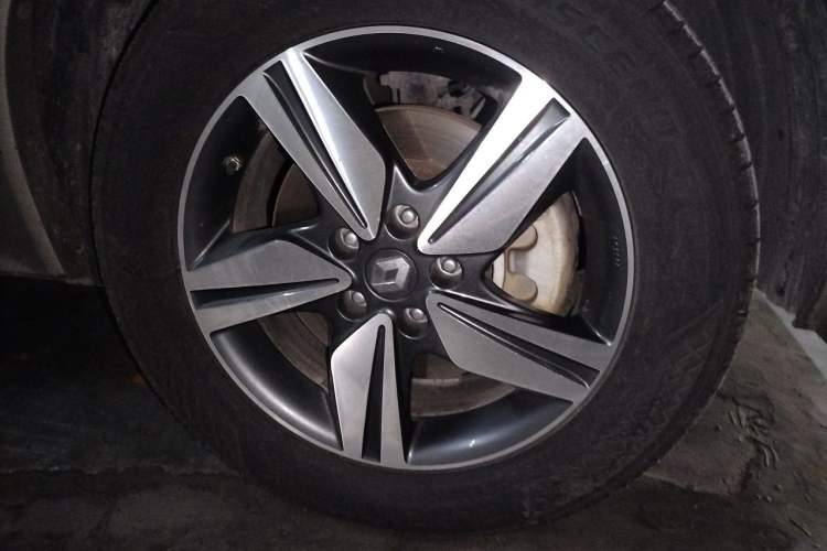 Used Renault Koleos 2013 2.5L Two-Wheel Drive Comfort Edition with Navigation Right Front Wheel Hub