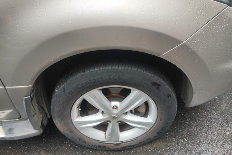 Used Renault Koleos 2013 2.5L 4x4 Urban Edition Right Front Wheel Hub