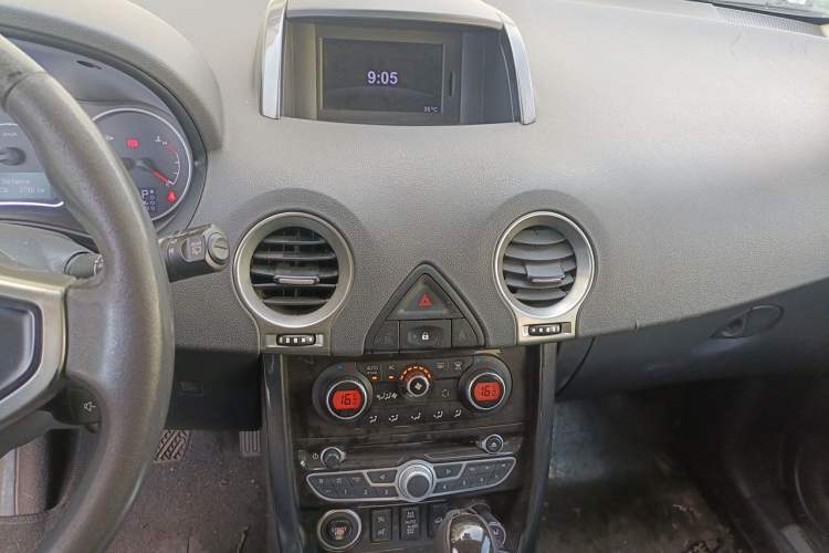 Used Renault Koleos 2013 2.5L 4x4 Comfort Edition Audio And AC Panel