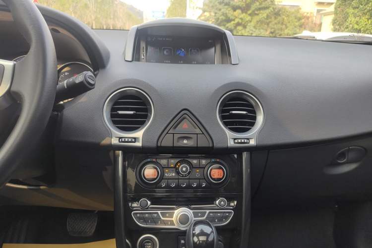 Used Renault Koleos 2013 2.5L Two-Wheel Drive Luxury Navigation Edition Audio And AC Panel