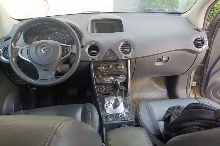 Used Renault Koleos 2013 2.5L 4x4 Comfort Edition Center Console