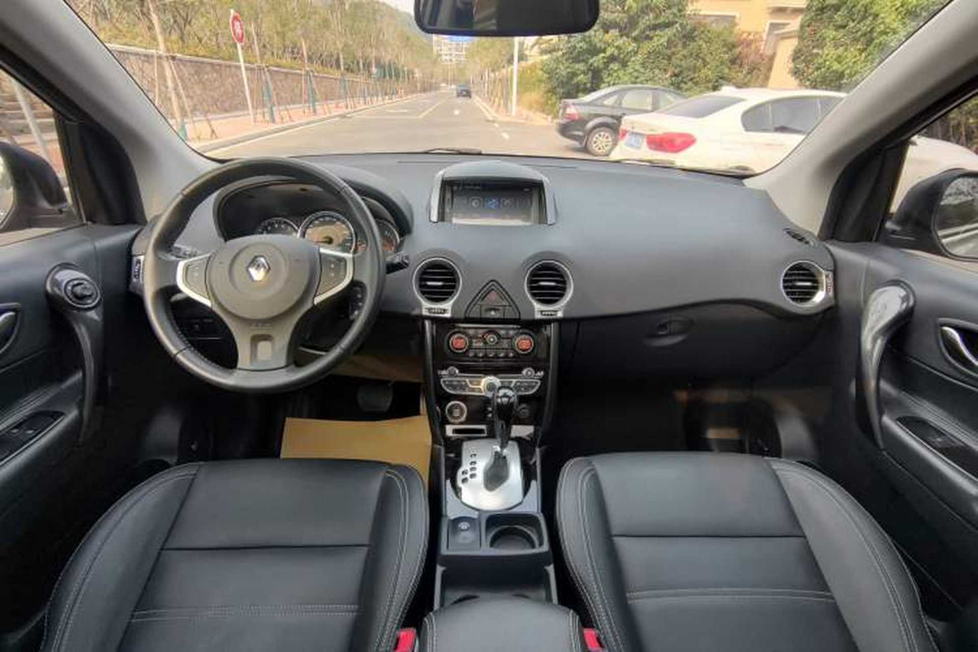 Used Renault Koleos 2013 2.5L Two-Wheel Drive Luxury Navigation Edition Center Console