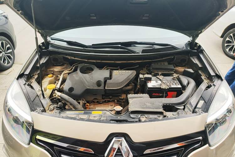 Used Renault Koleos 2013 2.5L Two-Wheel Drive Luxury Navigation Edition Engine Bay