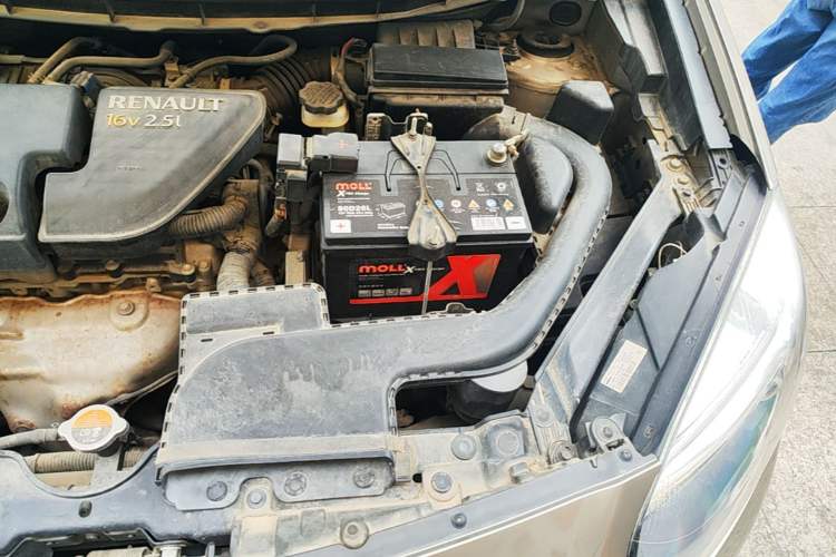 Used Renault Koleos 2013 2.5L Two-Wheel Drive Luxury Navigation Edition Engine Bay Left