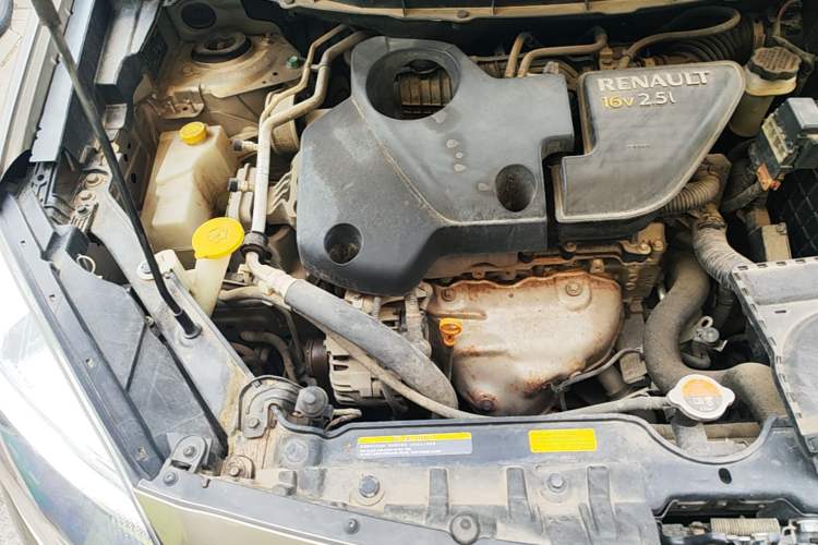 Used Renault Koleos 2013 2.5L Two-Wheel Drive Luxury Navigation Edition Engine Bay Right