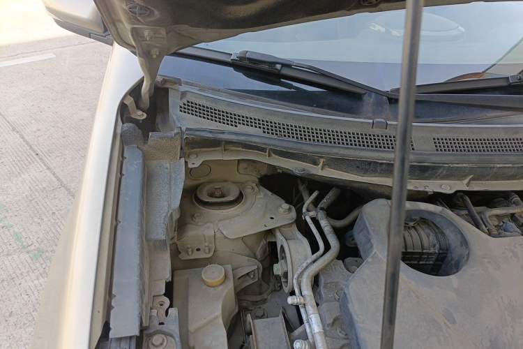 Used Renault Koleos 2013 2.5L 4x4 Comfort Edition Engine Bay Right