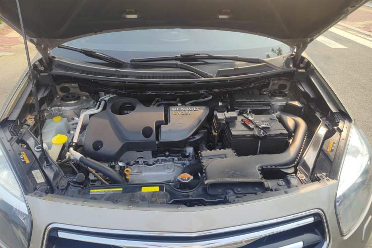 Used Renault Koleos 2013 2.5L Two-Wheel Drive Luxury Navigation Edition Engine Bay