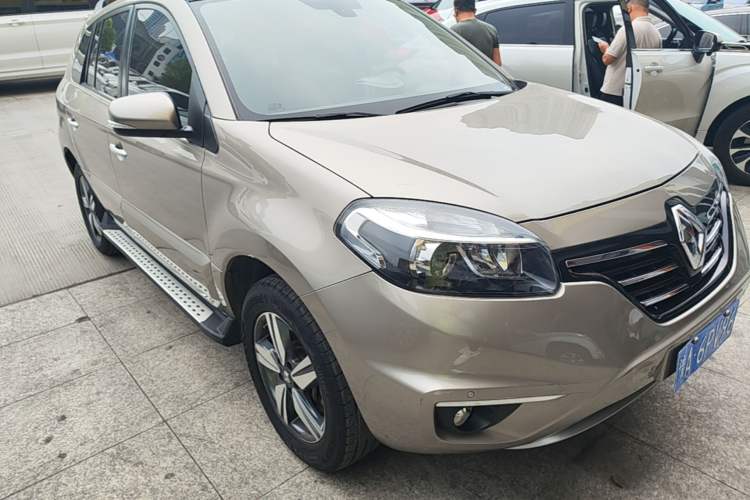 Used Renault Koleos 2013 2.5L Two-Wheel Drive Luxury Navigation Edition Front Right 45 Deg
