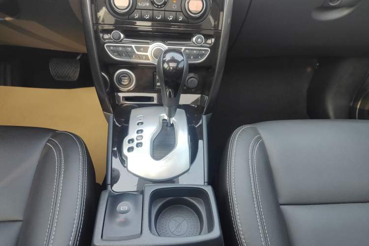 Used Renault Koleos 2013 2.5L Two-Wheel Drive Luxury Navigation Edition Gear Lever