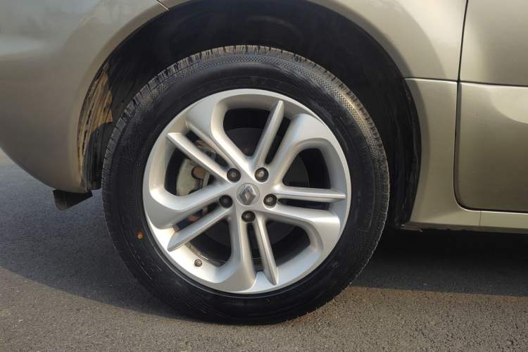 Used Renault Koleos 2013 2.5L Two-Wheel Drive Luxury Navigation Edition Left Front Wheel Hub