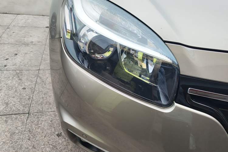 Used Renault Koleos 2013 2.5L Two-Wheel Drive Luxury Navigation Edition Right Front Headlight