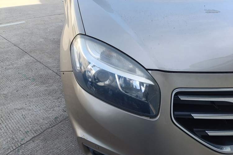 Used Renault Koleos 2013 2.5L 4x4 Comfort Edition Right Front Headlight