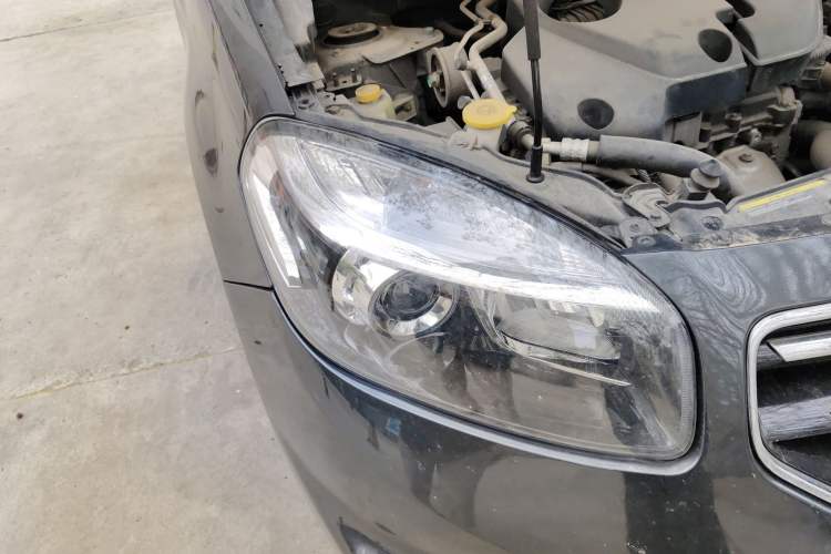 Used Renault Koleos 2013 2.5L 4x4 Comfort Edition Right Front Headlight