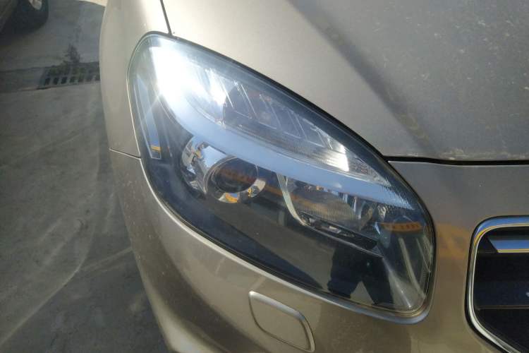 Used Renault Koleos 2013 2.5L Two-Wheel Drive Luxury Navigation Edition Right Front Headlight