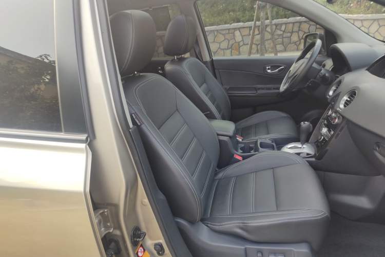 Used Renault Koleos 2013 2.5L Two-Wheel Drive Luxury Navigation Edition Right Front Seat
