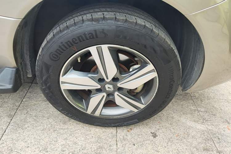 Used Renault Koleos 2013 2.5L Two-Wheel Drive Luxury Navigation Edition Right Front Wheel Hub