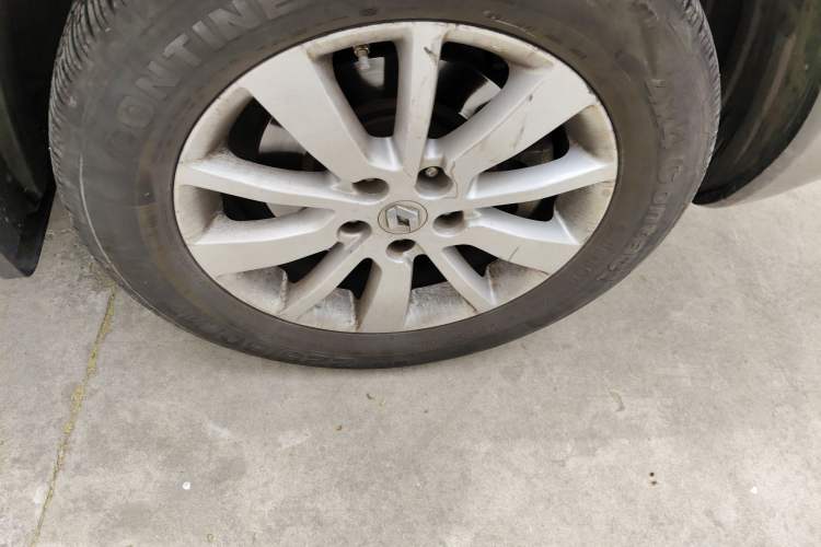 Used Renault Koleos 2013 2.5L 4x4 Comfort Edition Right Front Wheel Hub
