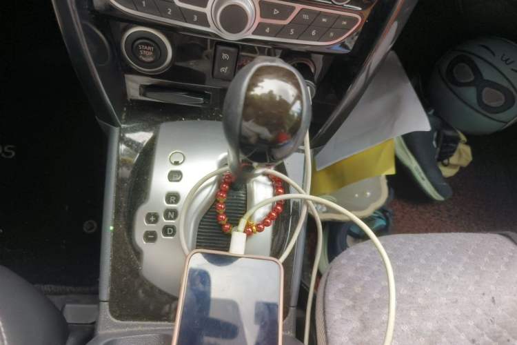 Used Renault Koleos 2013 2.5L Two-Wheel Drive Comfort Edition with Navigation Gear Lever