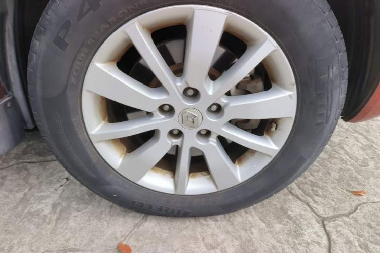 Used Renault Koleos 2013 2.5L Two-Wheel Drive Comfort Edition with Navigation Right Front Wheel Hub