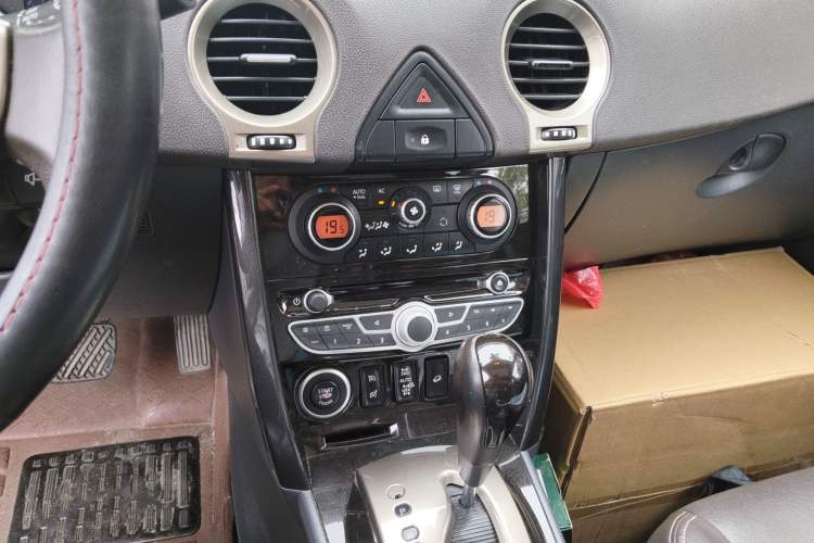 Used Renault Koleos 2013 2.5L 4x4 Comfort Edition Audio And AC Panel